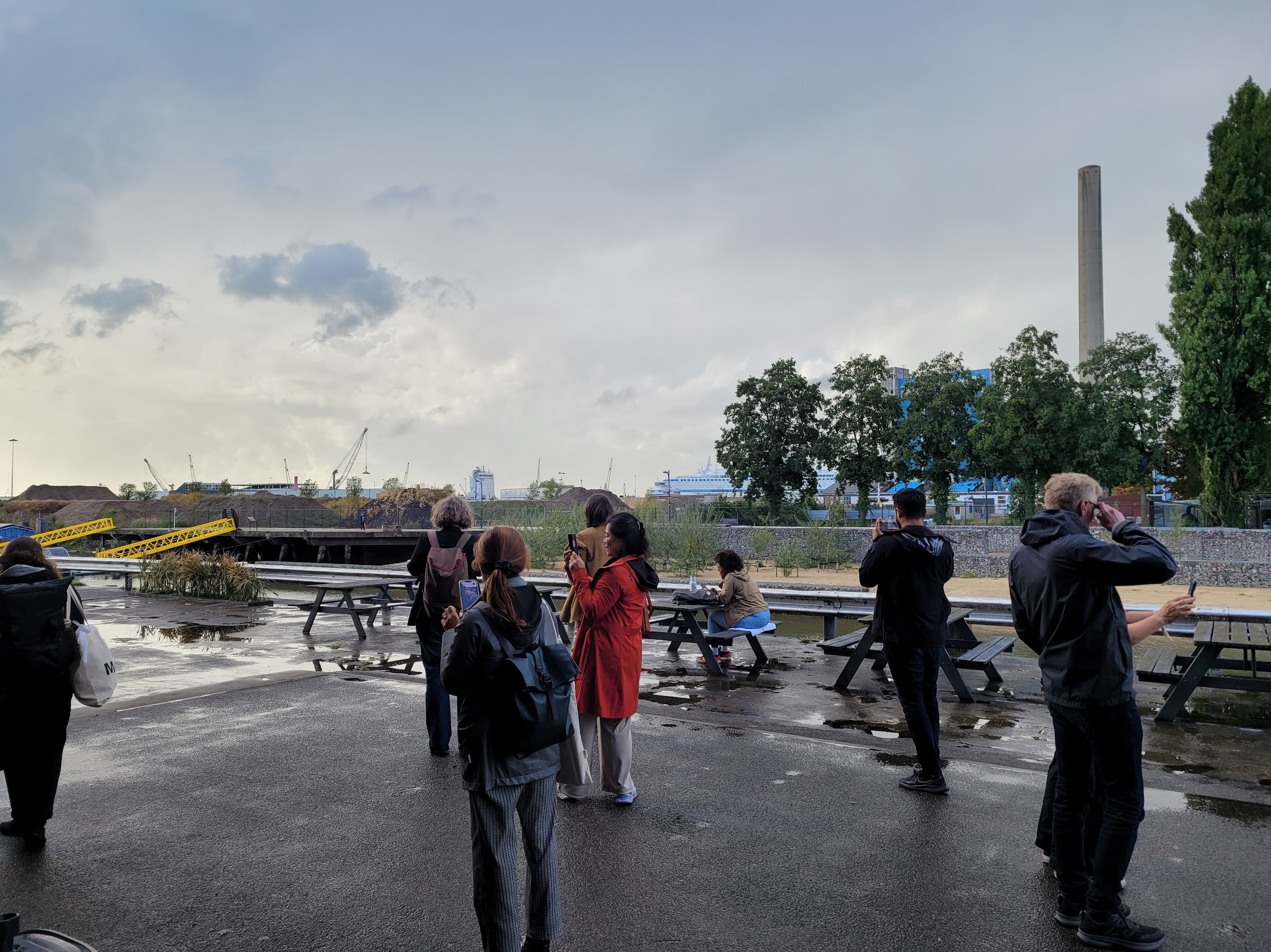 Photo shows a number of people using Metvibee's augmented reality app for participatory planning and design, at the Katoenhuis in Rotterdam, the Netherlands, during Placemaking Week Europe in September 2024.